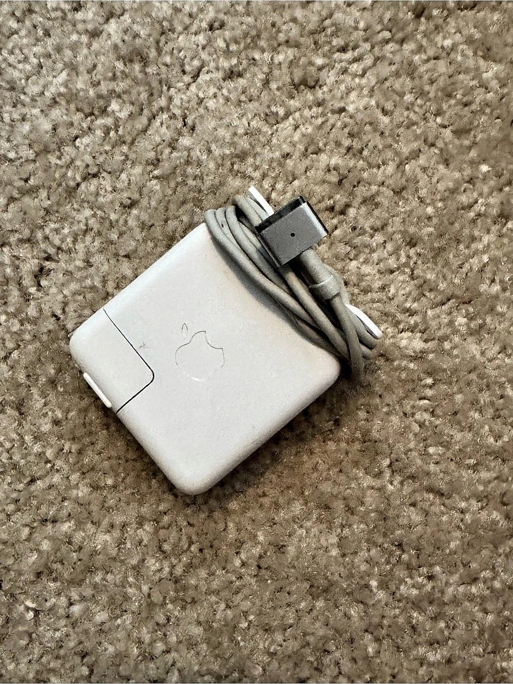 🔹 Apple 45W MagSafe 2 Power Adapter White